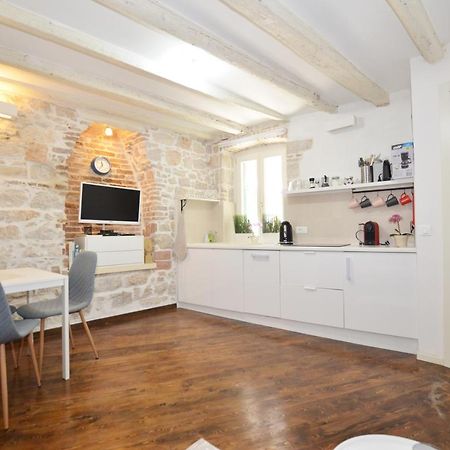 Pisinium Apartment ロヴィニ エクステリア 写真